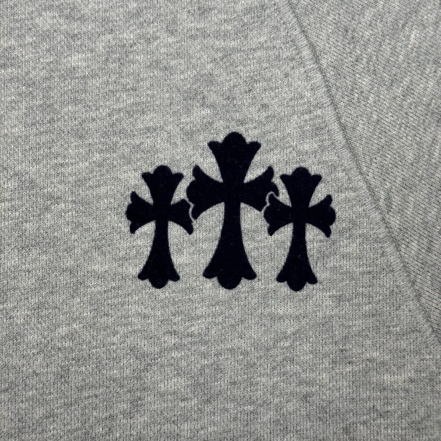 P320 Chrome hear 25FW early autumn new CH cross flocking round neck women's sweatshirt SIZE S/M/L Drop shoulder pullover silhouette sweatshirt tailoring Threaded hemming details on the cuffs and hem create a refined and coordinated atmosphere Cross logo embroidery decoration on the chest highlights the brand's high-end feel The overall style is low-key without losing texture. Casual and fashionable wear, suitable for commuting and daily travel